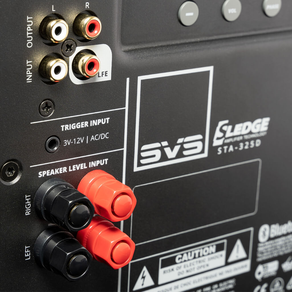 Panel trasero del SVS SB-1000 Pro con el amplificador Sledge STA-325D