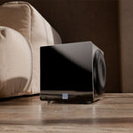 SVS 3000 Micro R|Evolution junto a un mueble de living