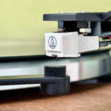 Cepillo HumminGuru limpiando aguja de tornamesa, demostración de uso correcto