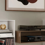 Parlantes DALI MENUET SE en sala de estar, acabado Wild Walnut brillante integrado en decoración