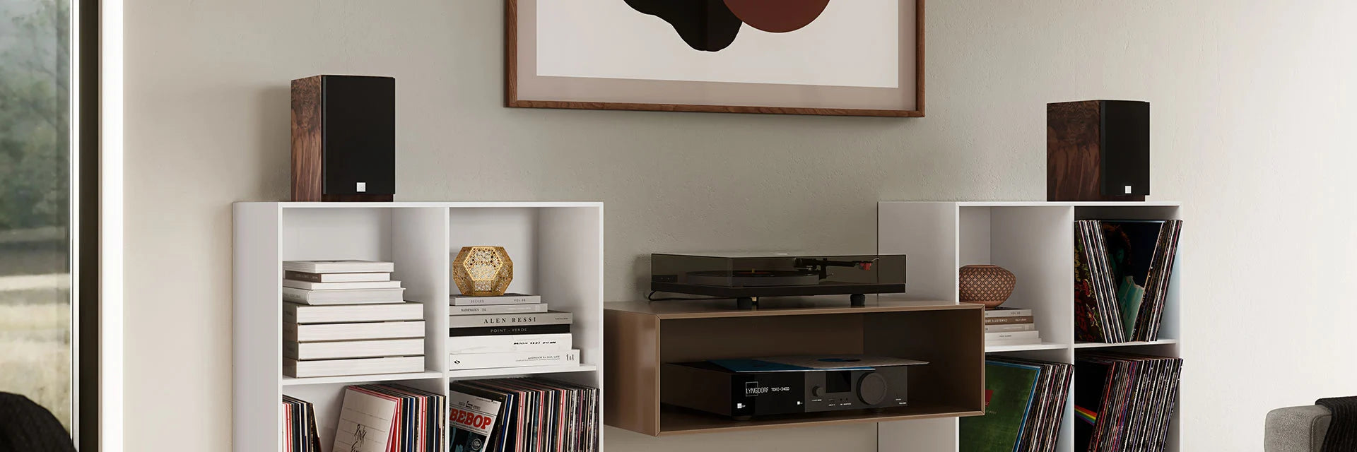Parlantes DALI MENUET SE en sala de estar, acabado Wild Walnut brillante integrado en decoración
