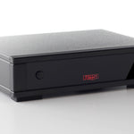 Pre phono Rega Fono MC Mk4 en tres cuartos, con su caja de aluminio y el logo Rega en rojo