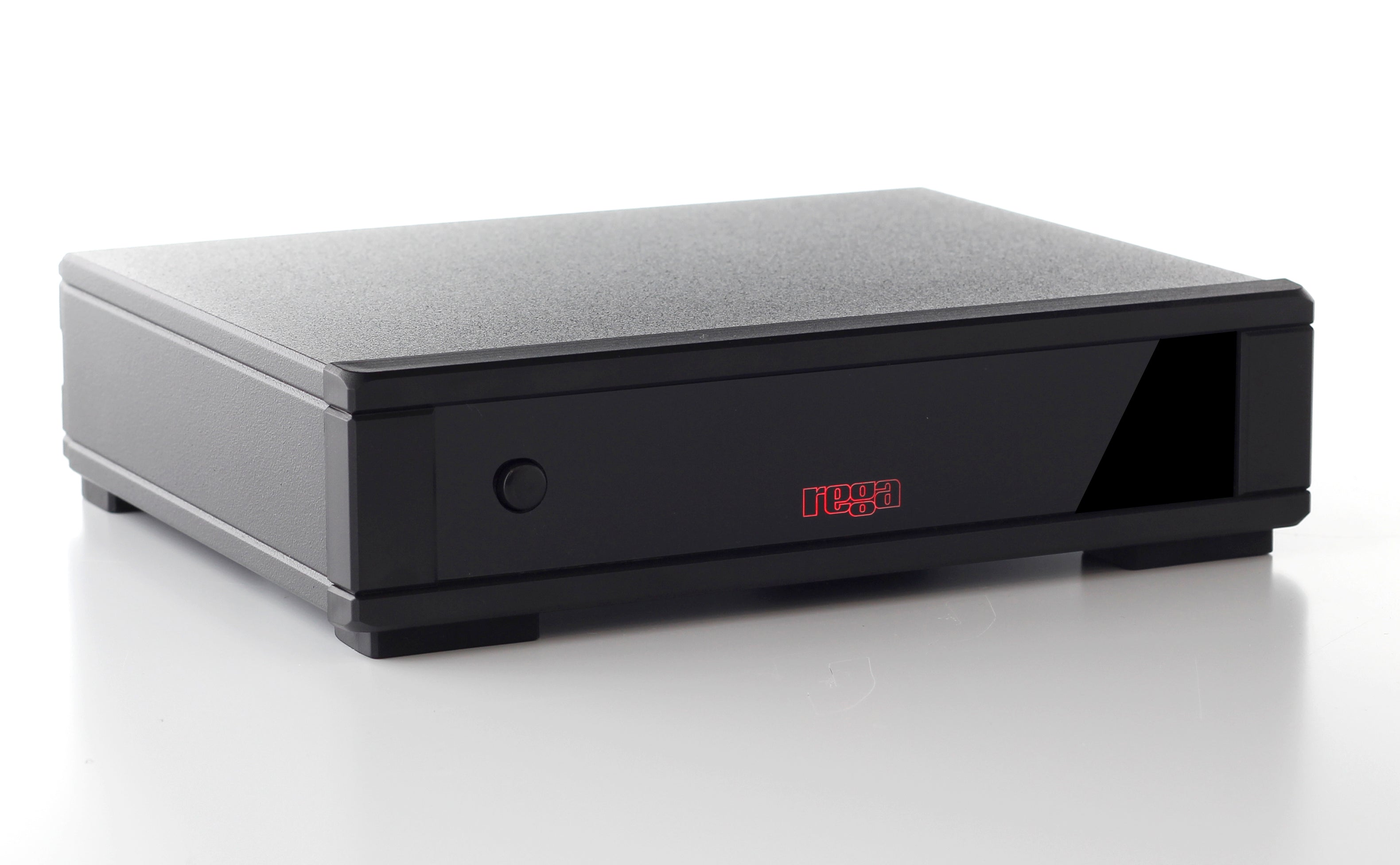 Pre phono Rega Fono MC Mk4 en tres cuartos, con su caja de aluminio y el logo Rega en rojo