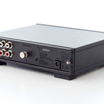 Pre phono Rega Fono MC Mk4 visto por detrás en ángulo, con los interruptores de ajuste visibles