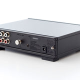 Pre phono Rega Fono MC Mk4 visto por detrás en ángulo, con los interruptores de ajuste visibles