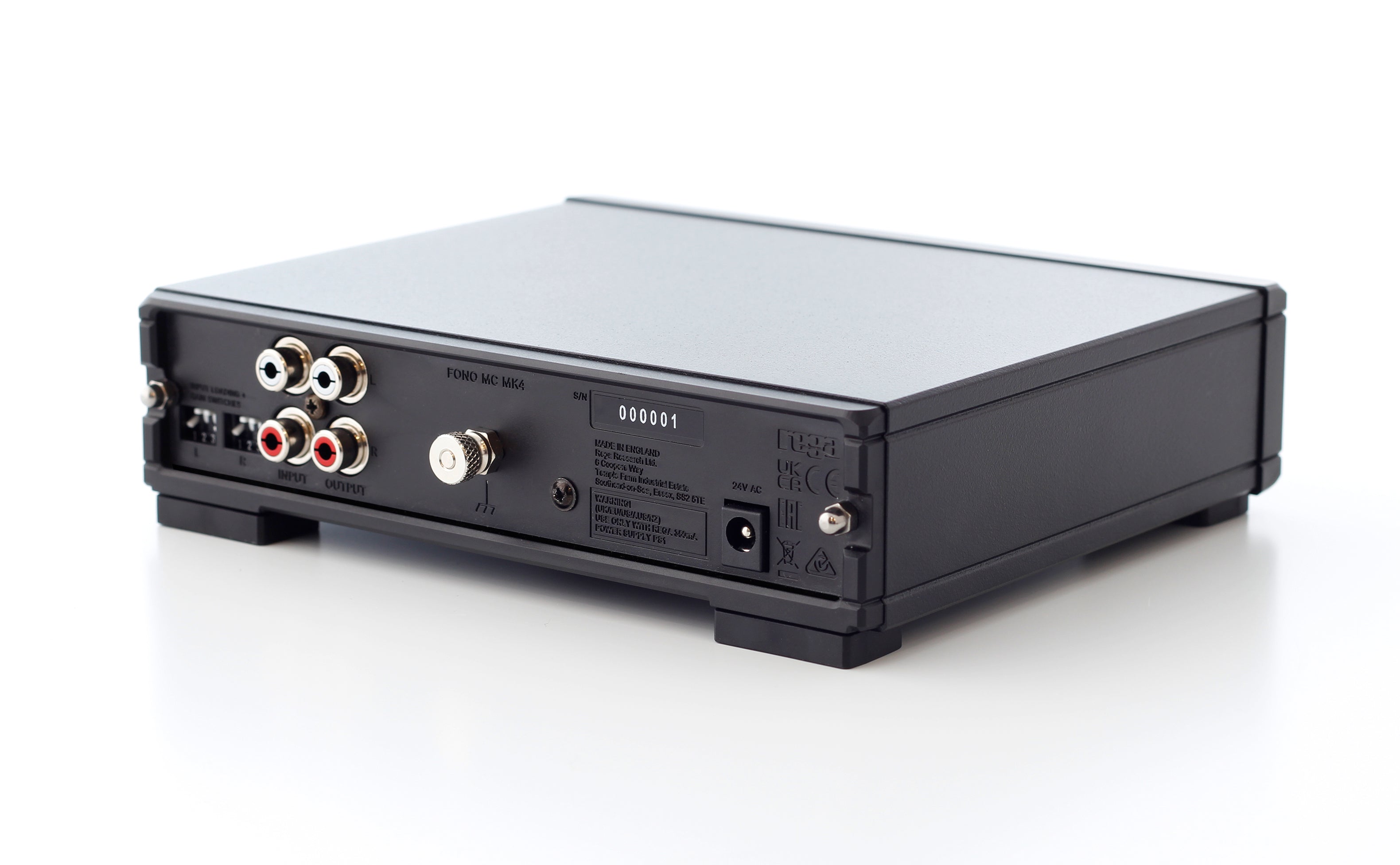 Pre phono Rega Fono MC Mk4 visto por detrás en ángulo, con los interruptores de ajuste visibles