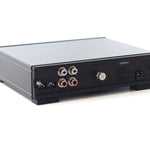 Panel trasero del pre phono Rega Fono MC Mk4, con los interruptores de carga y ganancia a la izquierda, las entradas y salidas RCA, el tornillo de tierra y el conector de 24 V