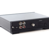 Panel trasero del pre phono Rega Fono MC Mk4, con los interruptores de carga y ganancia a la izquierda, las entradas y salidas RCA, el tornillo de tierra y el conector de 24 V