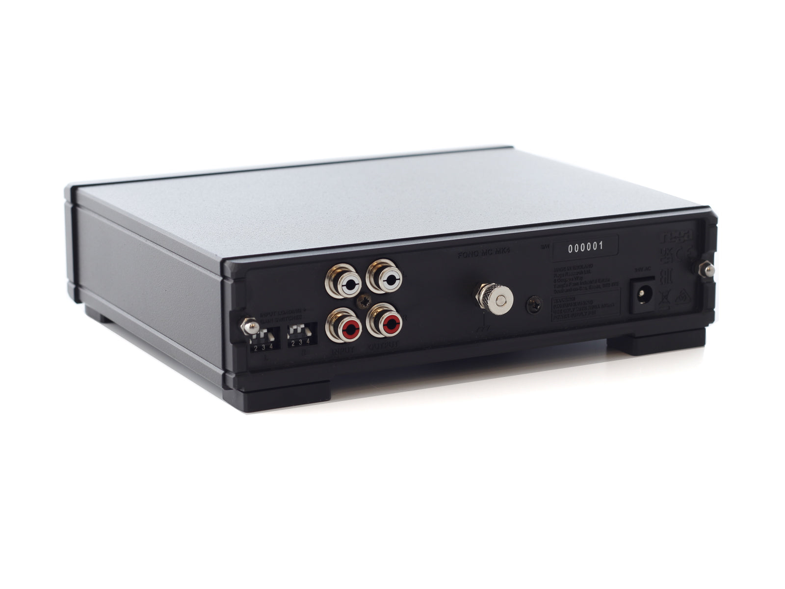 Panel trasero del pre phono Rega Fono MC Mk4, con los interruptores de carga y ganancia a la izquierda, las entradas y salidas RCA, el tornillo de tierra y el conector de 24 V