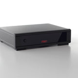 Pre phono Rega Fono MM Mk5 de frente y en ángulo, sobre fondo blanco