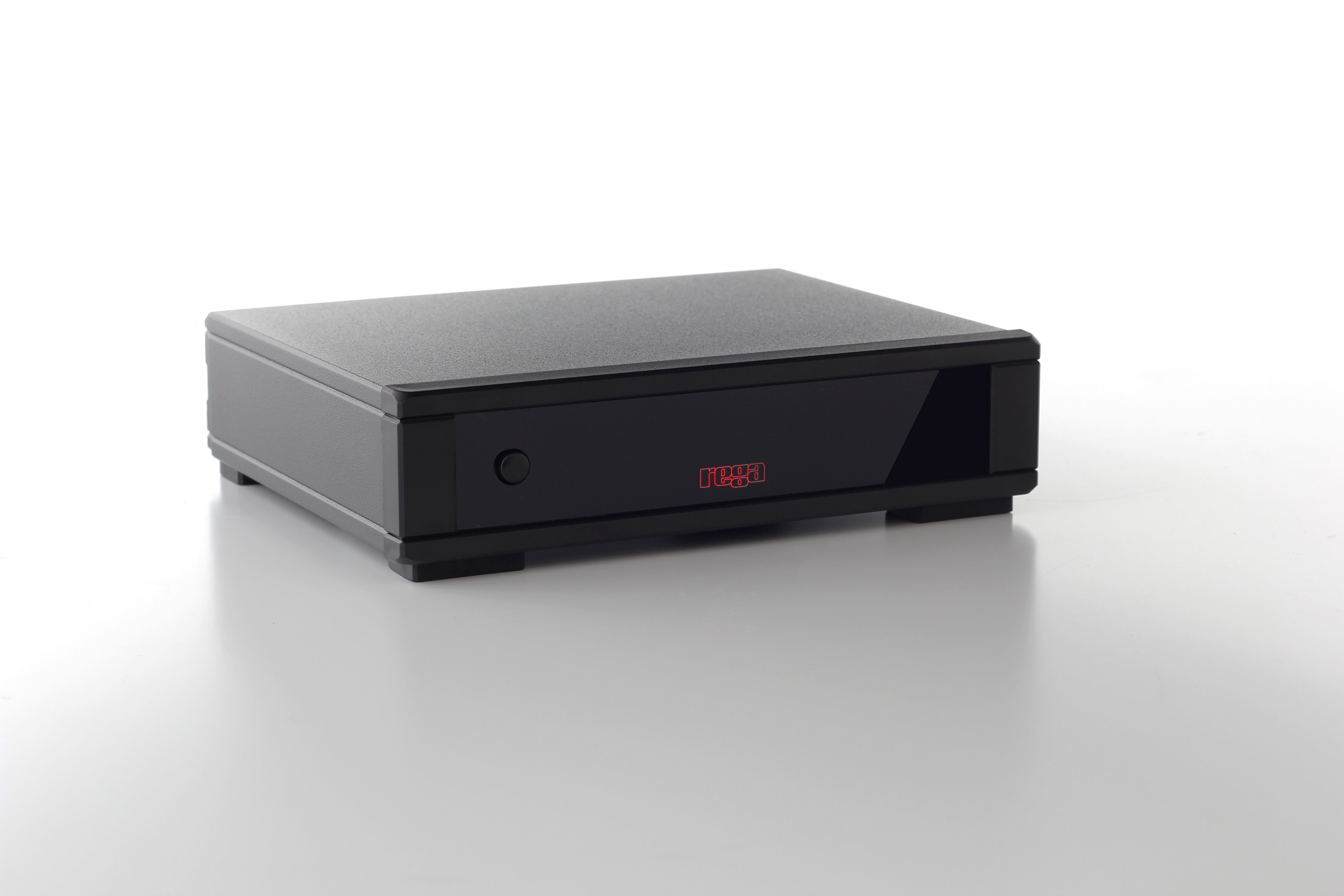 Pre phono Rega Fono MM Mk5 de frente y en ángulo, sobre fondo blanco