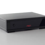 Pre phono Rega Fono MM Mk5 en tres cuartos, con su caja de aluminio y el logo Rega en rojo