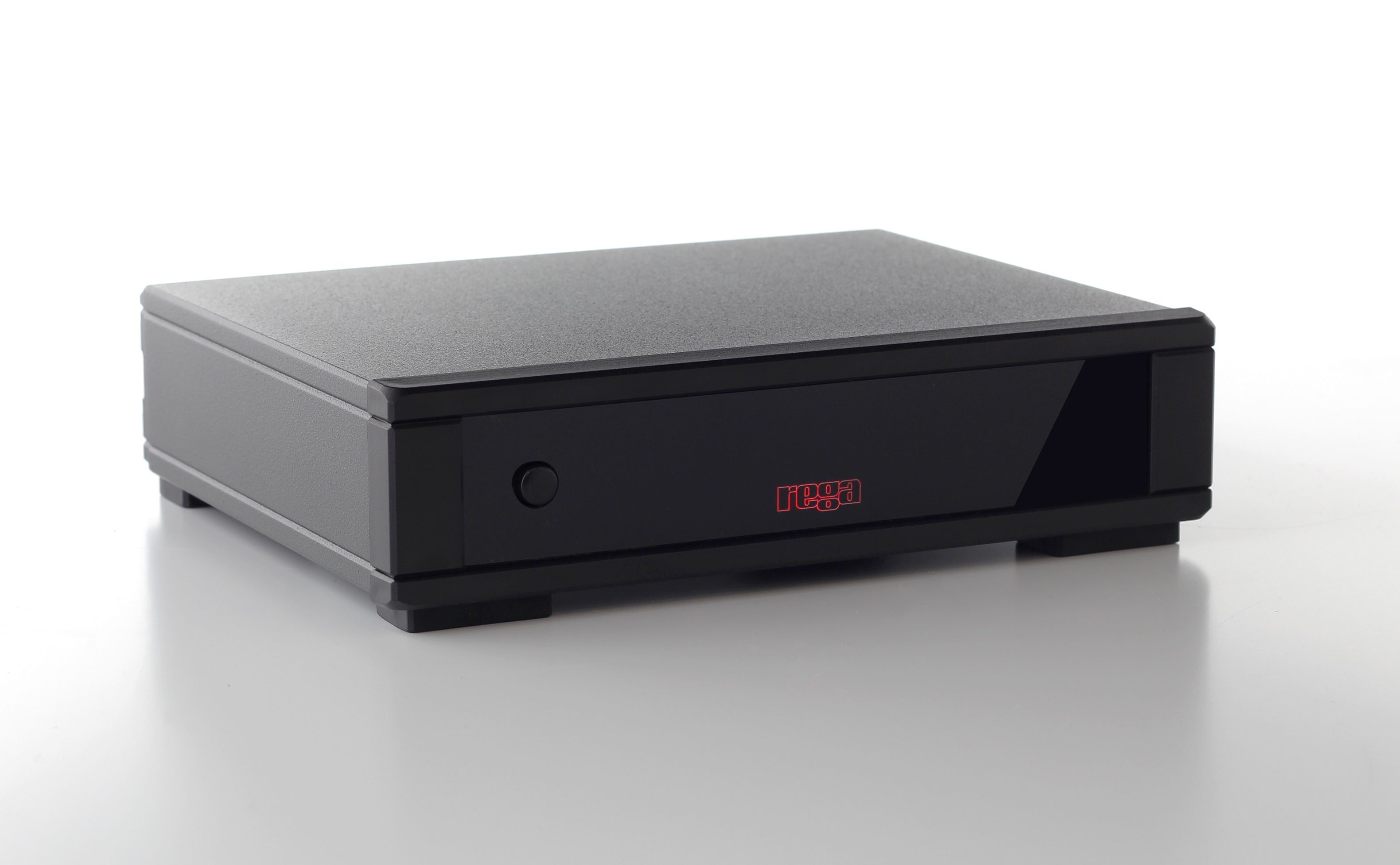 Pre phono Rega Fono MM Mk5 en tres cuartos, con su caja de aluminio y el logo Rega en rojo