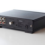 Pre phono Rega Fono MM Mk5 visto por detrás en ángulo, con los conectores RCA y la toma de corriente