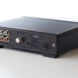 Pre phono Rega Fono MM Mk5 visto por detrás en ángulo, con los conectores RCA y la toma de corriente