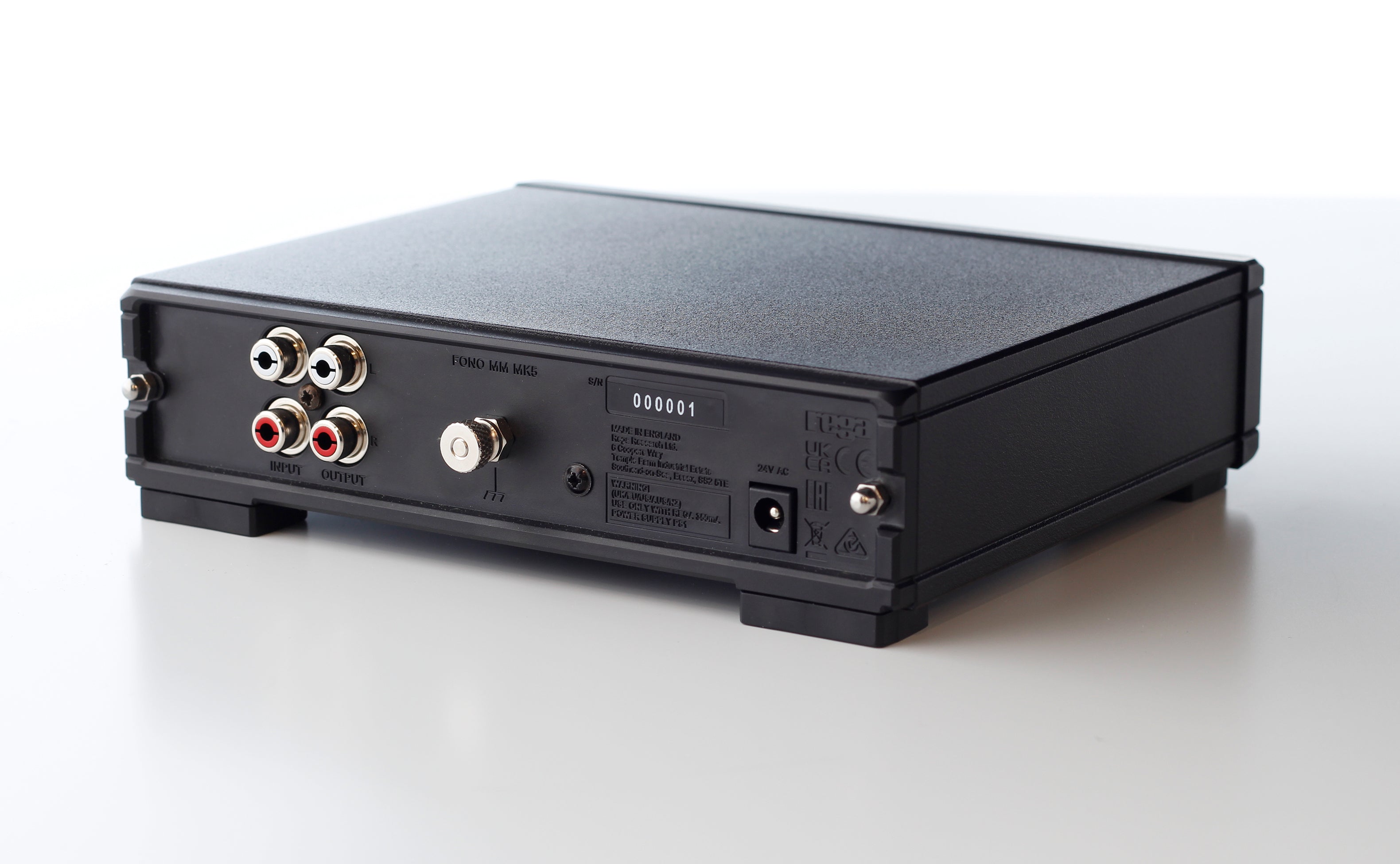 Pre phono Rega Fono MM Mk5 visto por detrás en ángulo, con los conectores RCA y la toma de corriente