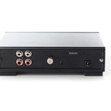 Panel trasero del pre phono Rega Fono MM Mk5, con las entradas y salidas RCA rotuladas INPUT y OUTPUT, el tornillo de tierra al centro y el conector de 24 V