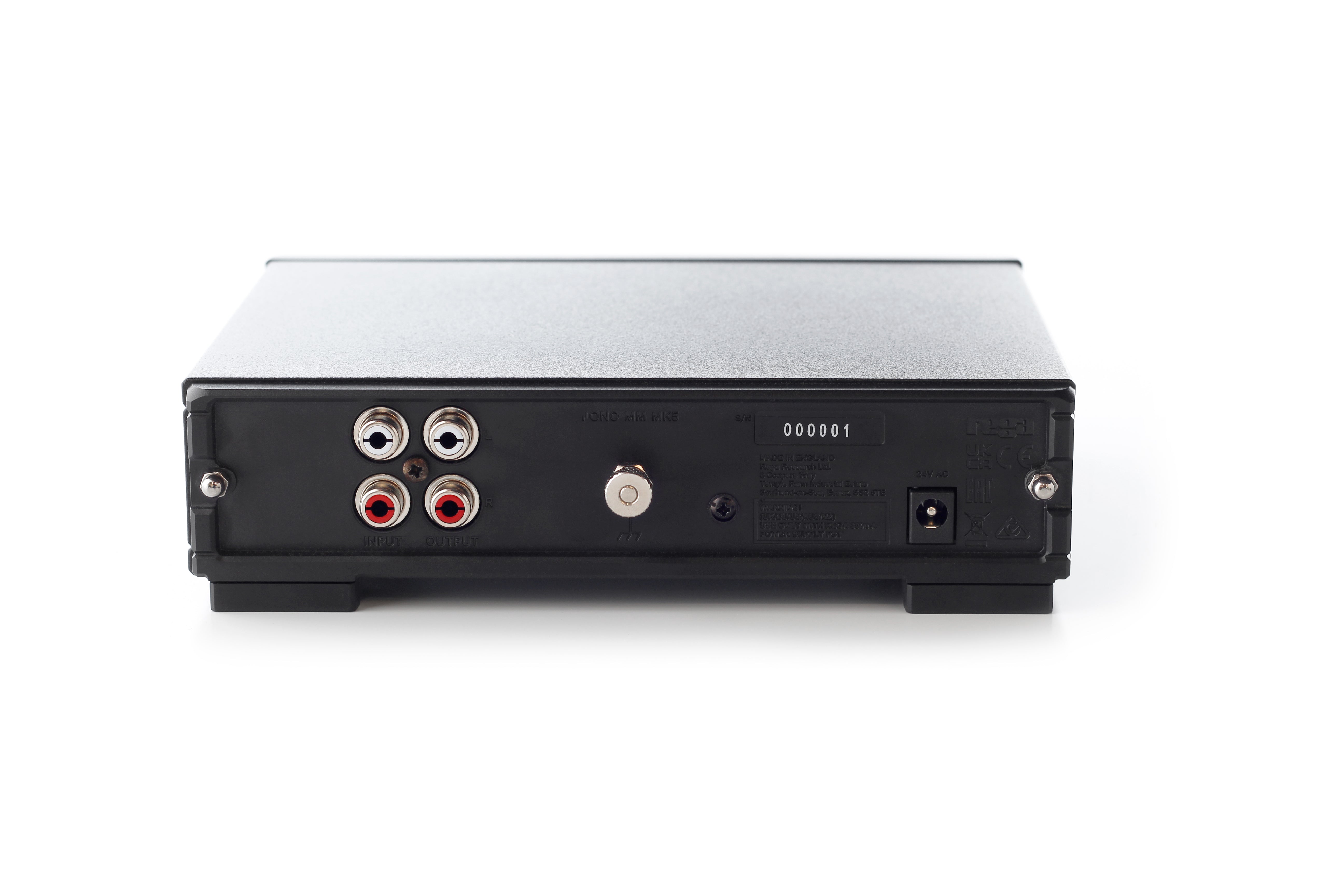 Panel trasero del pre phono Rega Fono MM Mk5, con las entradas y salidas RCA rotuladas INPUT y OUTPUT, el tornillo de tierra al centro y el conector de 24 V