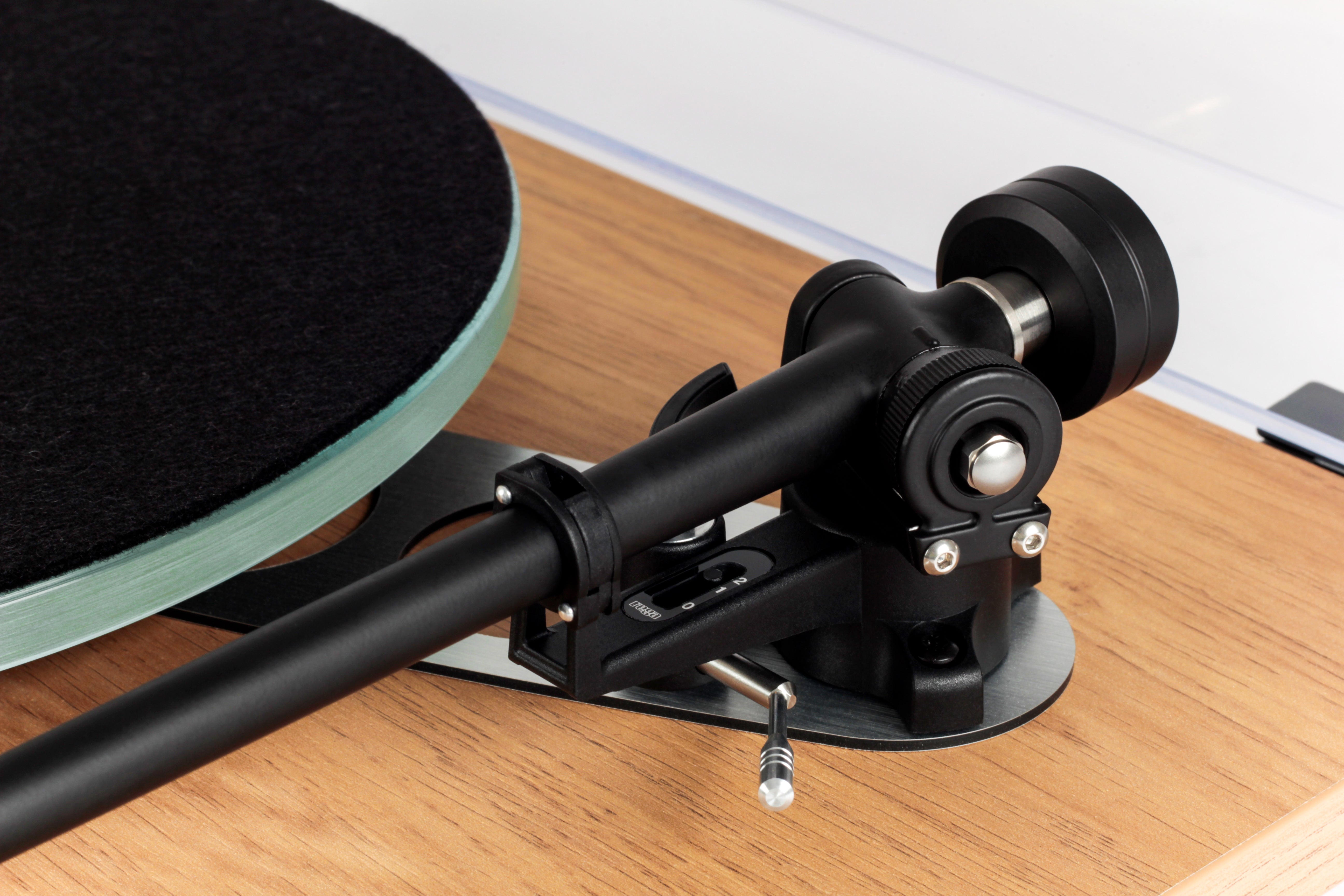 Caja del antiskating magnético del brazo RB330 de la Rega Planar 3