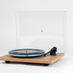Rega Planar 3 en terminación light oak con la tapa abierta