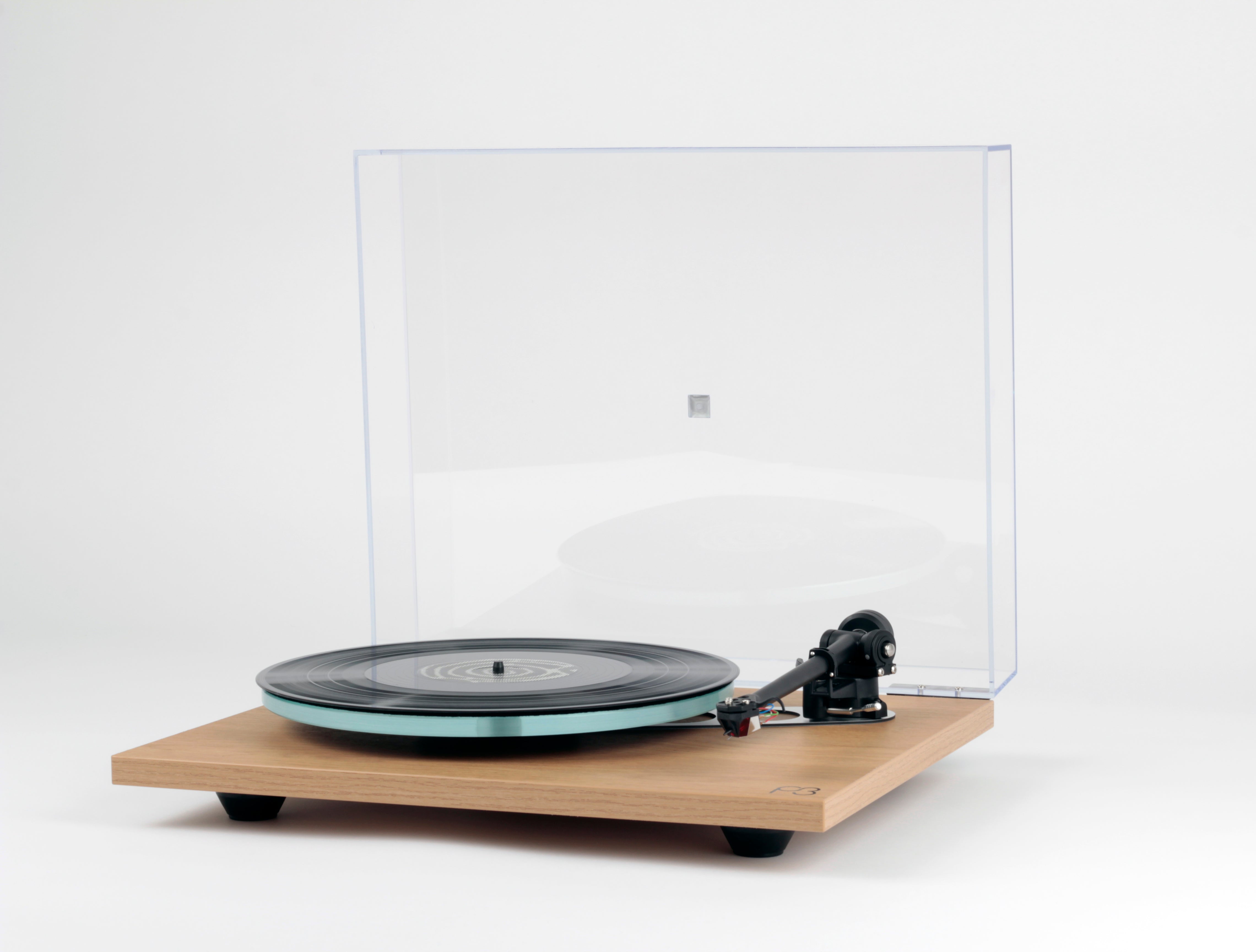 Rega Planar 3 en terminación light oak con la tapa abierta
