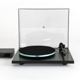 Rega Planar 3 RS Edition de frente con la tapa abierta, junto a la fuente Neo PSU Mk2