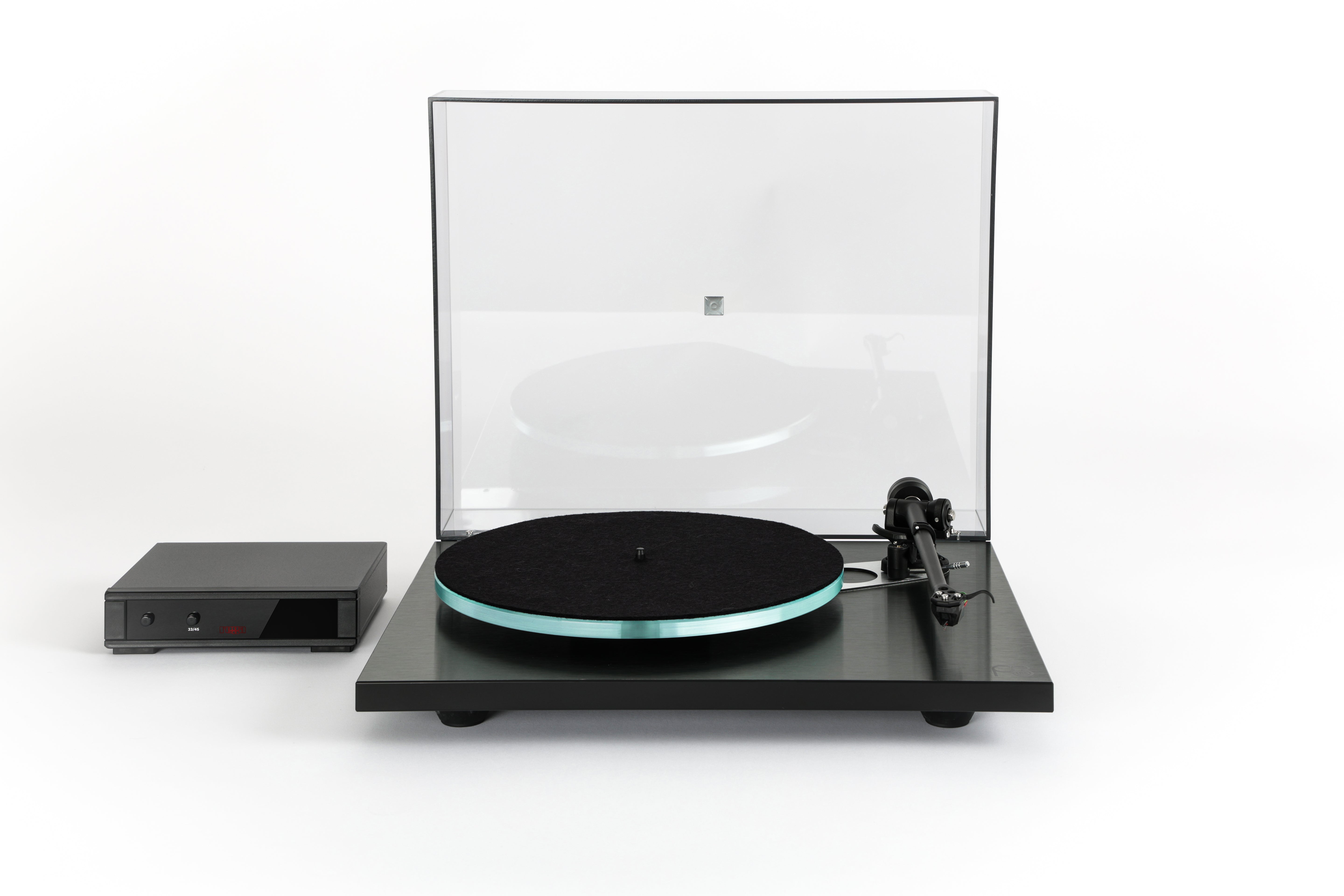 Rega Planar 3 RS Edition de frente con la tapa abierta, junto a la fuente Neo PSU Mk2
