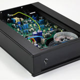 Rega Aos MC abierto: la placa de circuito y el transformador toroidal dentro de la caja de aluminio
