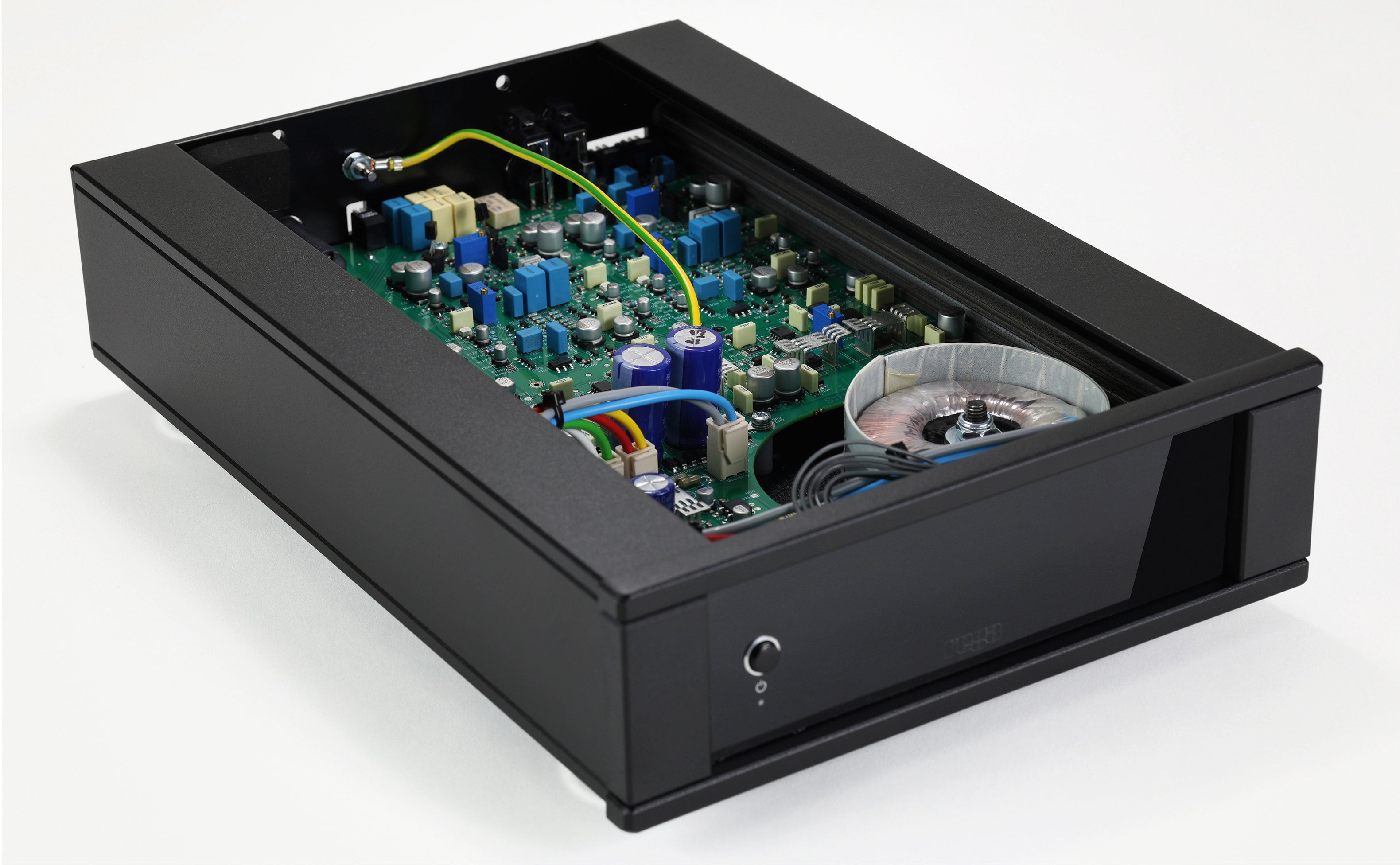 Rega Aos MC abierto: la placa de circuito y el transformador toroidal dentro de la caja de aluminio