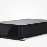 Pre phono Rega Aos MC en tres cuartos, con su caja negra de aluminio de media anchura y el logo Rega en rojo