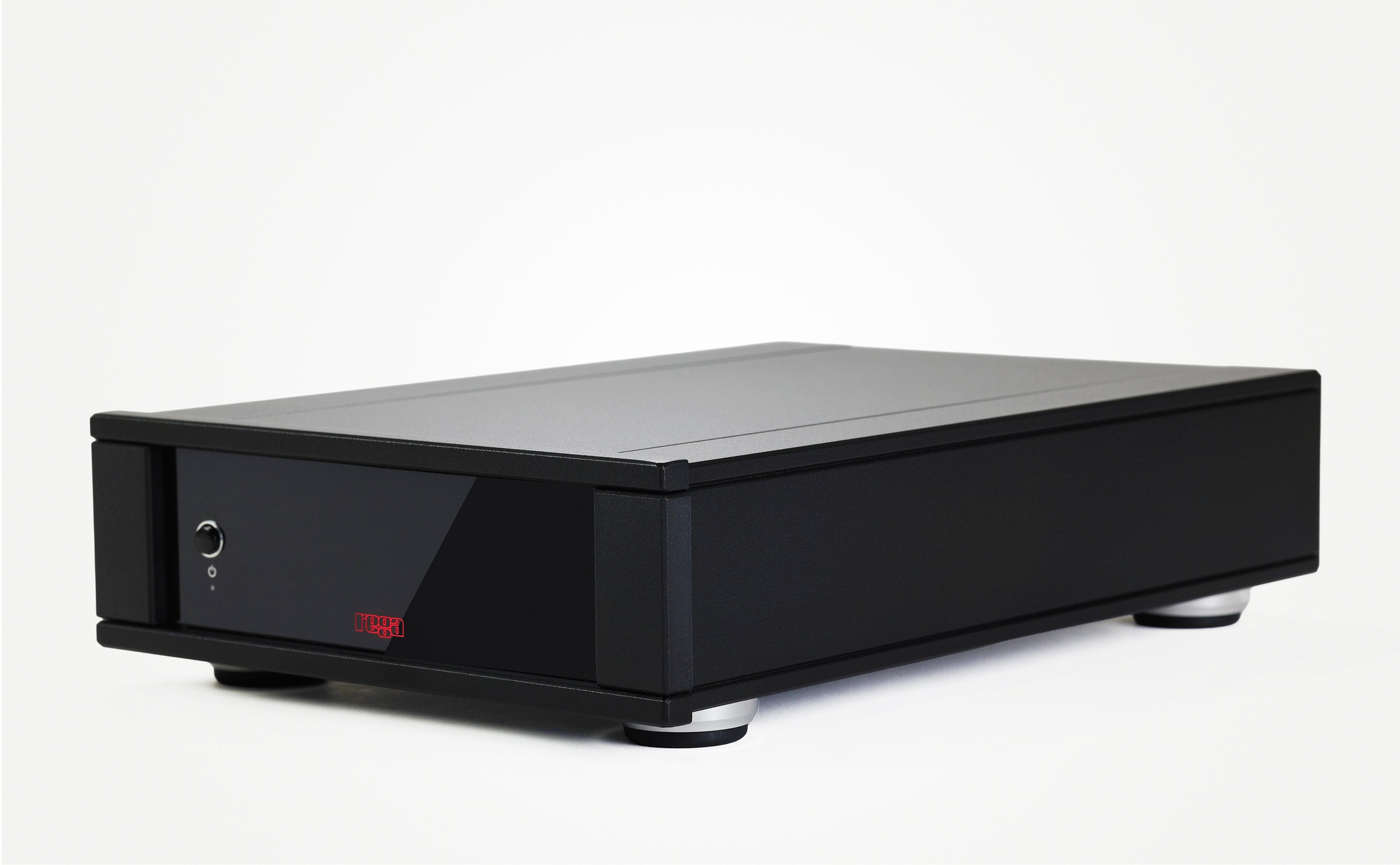 Pre phono Rega Aos MC en tres cuartos, con su caja negra de aluminio de media anchura y el logo Rega en rojo