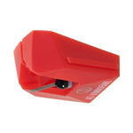 Aguja Audio-Technica AT-VMN95ML microlineal para VM95, vista de tres cuartos sobre fondo blanco
