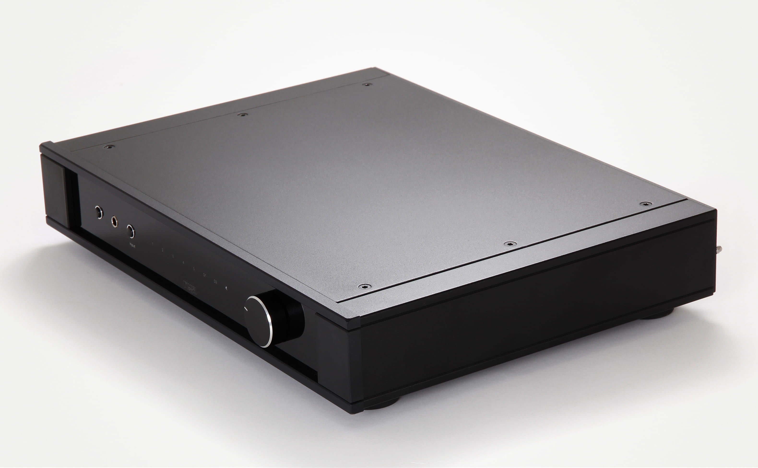 Amplificador integrado Rega Elex Mk4 negro, vista de tres cuartos con la perilla de volumen