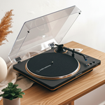 tornamesa AT-LP70X sobre mesa de madera lifestyle