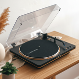 tornamesa AT-LP70X sobre mesa de madera lifestyle