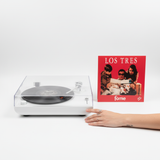 Los Tres Fome en tornamesa - mano con tatuajes sutiles