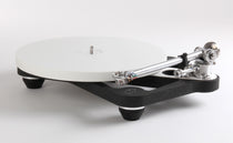 Tornamesa Rega Planar 10 negra de tres cuartos con el plato de ceramica blanco y el brazo RB3000