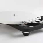Tornamesa Rega Planar 10 negra de tres cuartos con el plato de ceramica blanco y el brazo RB3000