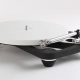 Tornamesa Rega Planar 10 negra de tres cuartos con el plato de ceramica blanco y el brazo RB3000