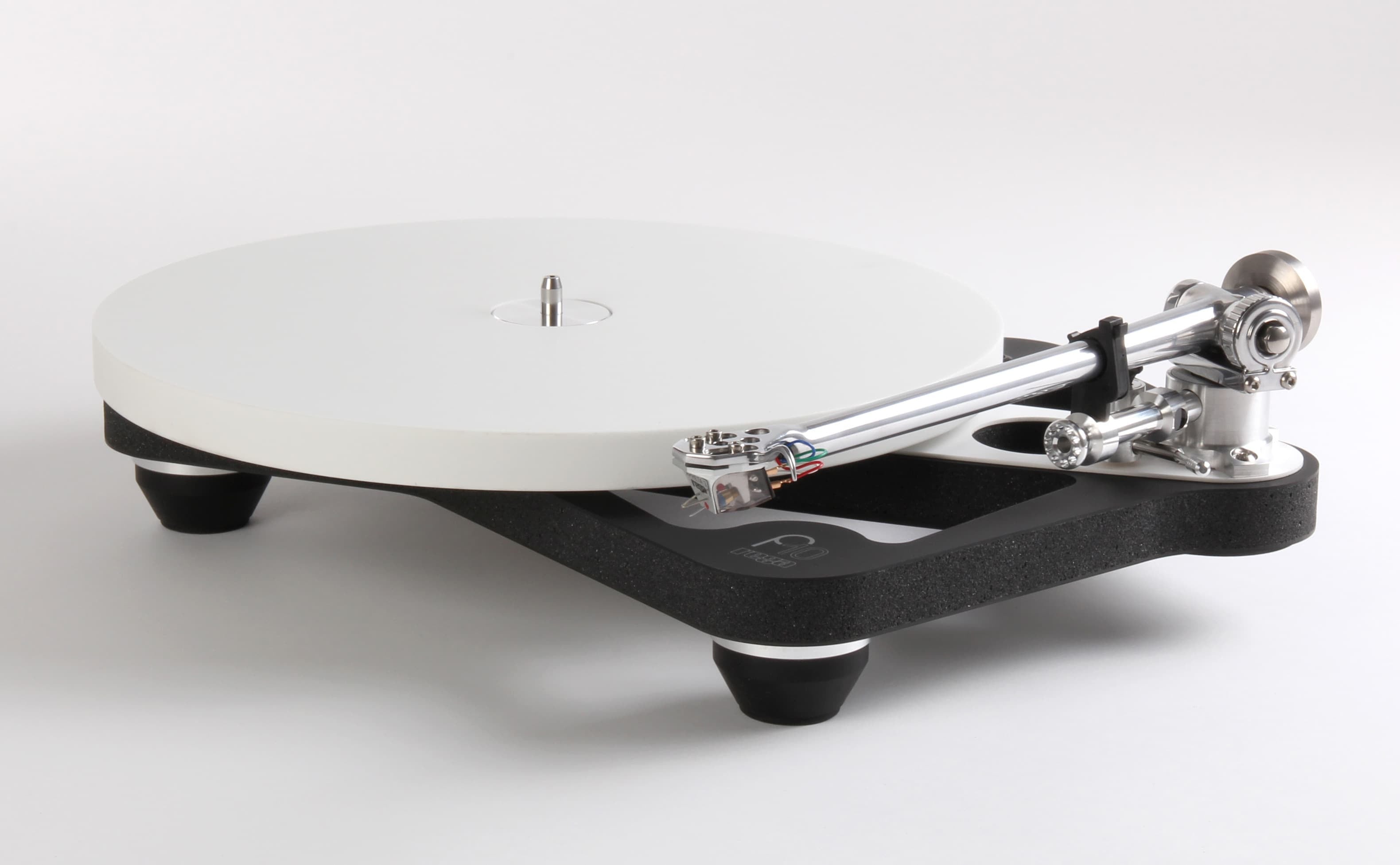 Tornamesa Rega Planar 10 negra de tres cuartos con el plato de ceramica blanco y el brazo RB3000
