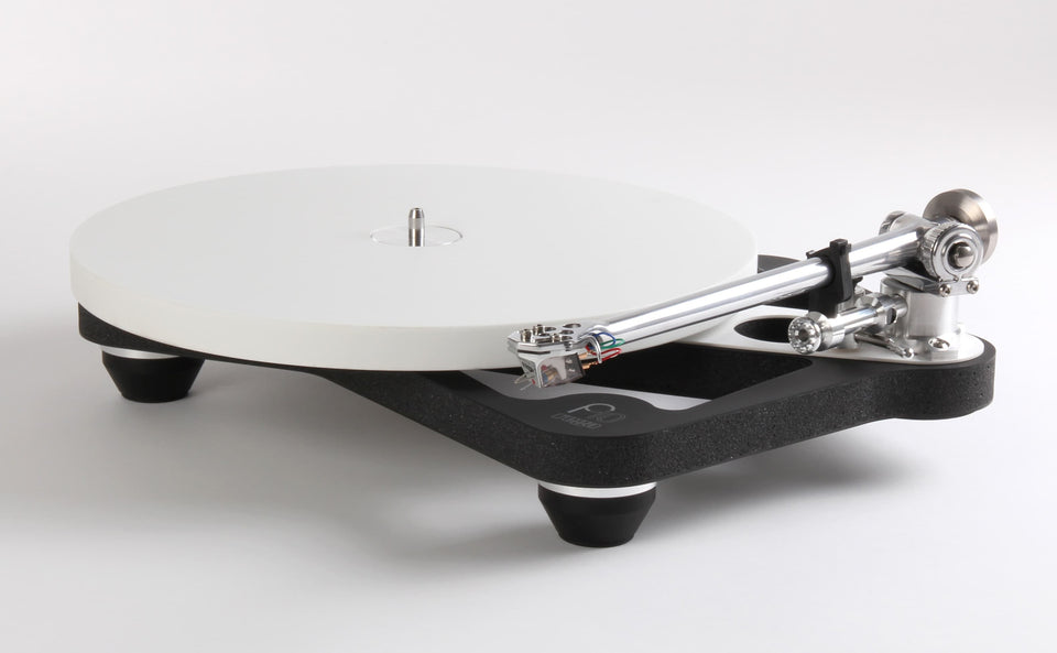 Tornamesa Rega Planar 10 negra de tres cuartos con el plato de ceramica blanco y el brazo RB3000