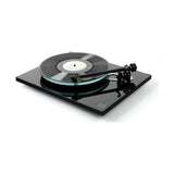 Tornamesa Rega Planar 3 negra en tres cuartos, sin tapa y con un vinilo girando